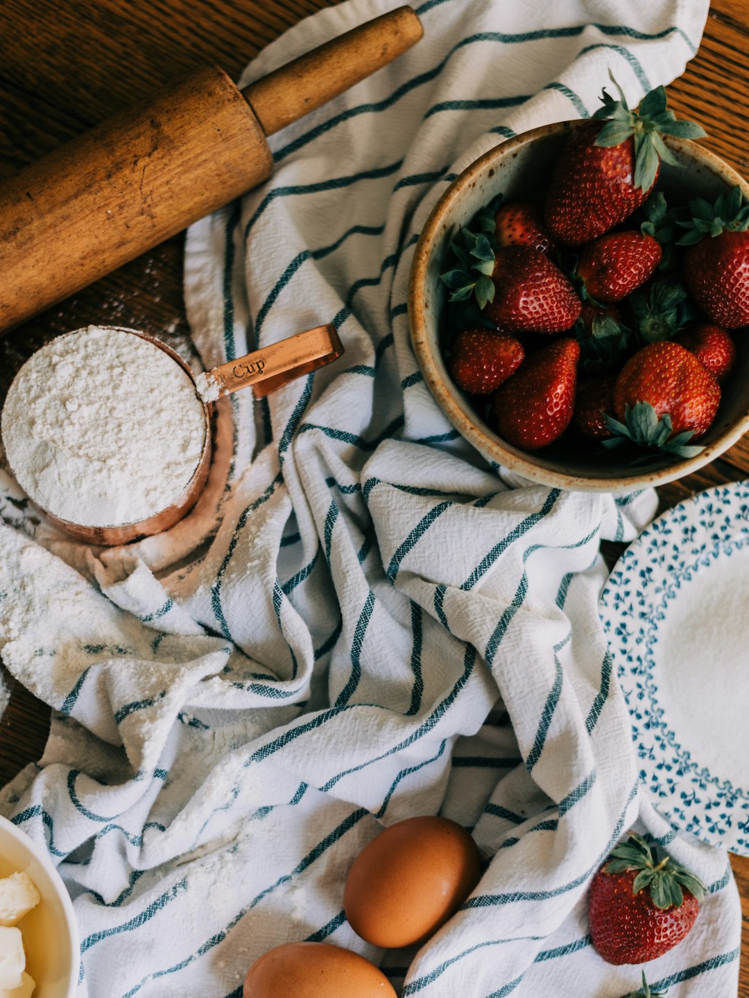 strawberries-on-white-and-blue-ceramic-bowl-rzegvhlries